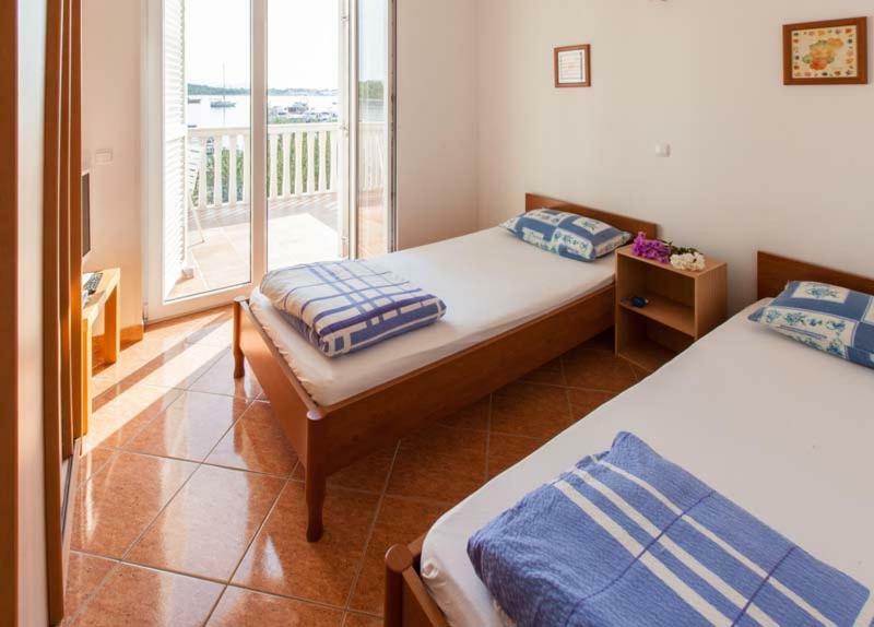 Apartmani Mudronja Murter Buitenkant foto